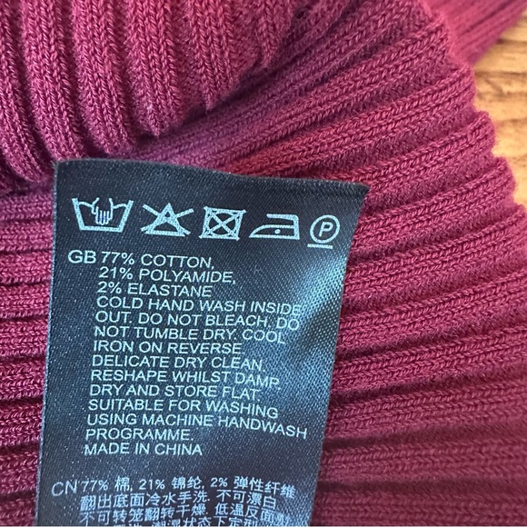 Reiss Burgundy Ribbed V-Neck Top.  Size Medium - Picture 6 of 6